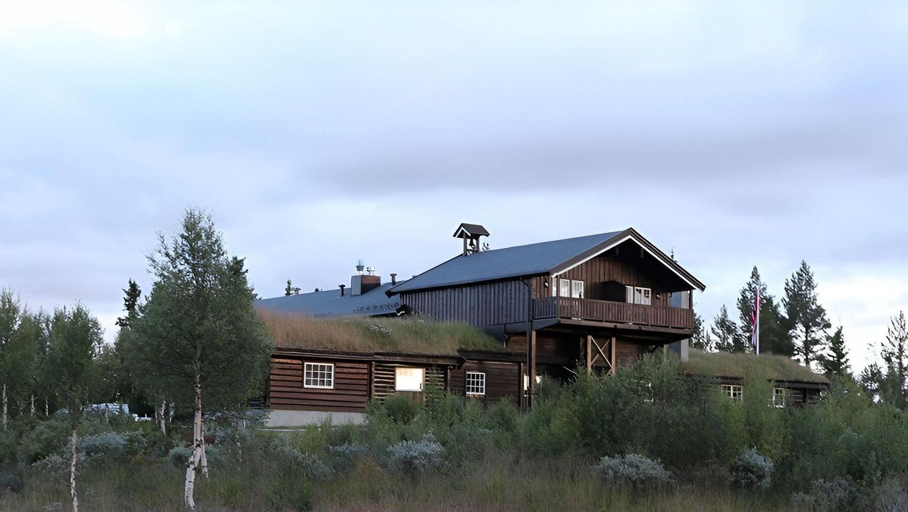 Vesle Skaugum fra avstand, i sommerlandskap